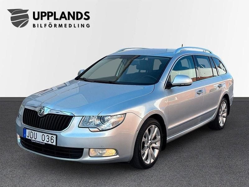 Silver Begagnad 2011 Skoda Superb Elegance Kombi | 89 900 kr (Lite dyr) - Bild 1/4