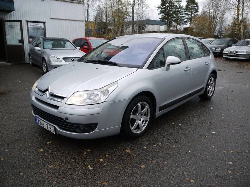 Silver Begagnad 2006 Citroën C4 Halvkombi | 29 000 kr (Marknadspris) - Bild 1/4