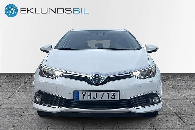 Begagnad Toyota Auris Hybrid Executive 136 HK (100 kW) 2016 Vit Halvkombi