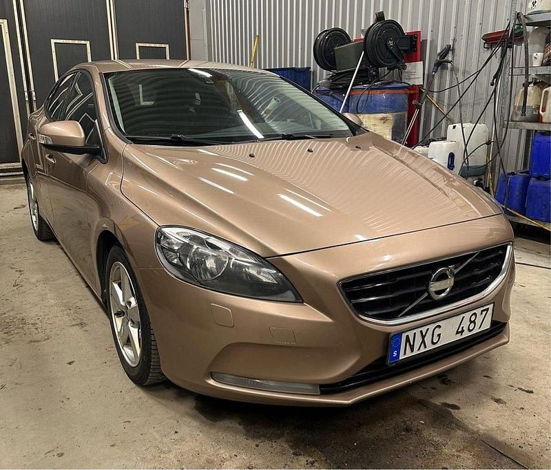 Brun Begagnad 2014 Volvo V40 Kinetic Halvkombi | 90 000 kr (Marknadspris) - Bild 1/4