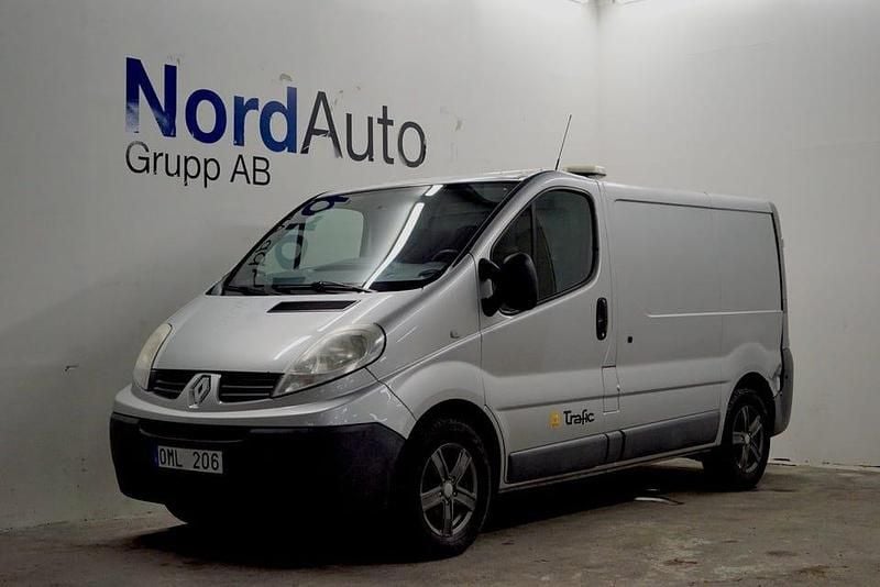 Begagnad Renault Trafic 90 HK (66 kW) 2011 Silver Minibuss