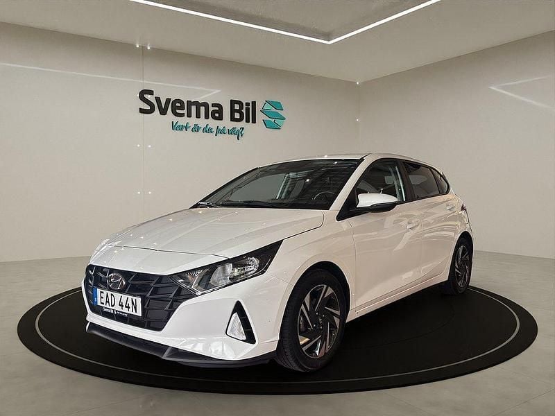 Vit Begagnad 2022 Hyundai i20 Essential Halvkombi | 149 900 kr (Marknadspris) - Bild 1/4