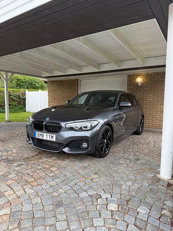 Shadow grey Begagnad 2019 BMW 118 M Sport Halvkombi | 204 995 kr (Marknadspris) - Bild 1/4