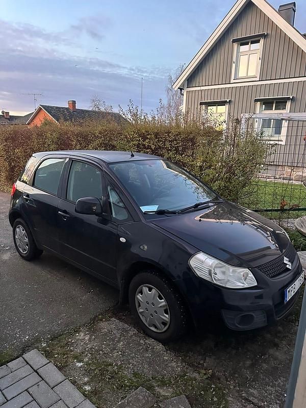 Begagnad 2010 Suzuki SX4 Halvkombi | 37 000 kr (Marknadspris) - Bild 1/1