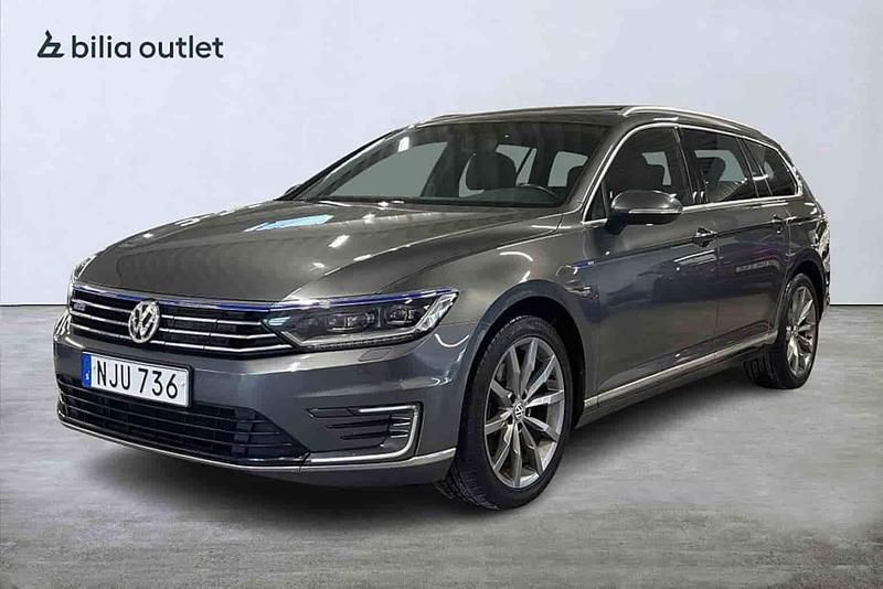 Grå Begagnad 2016 VW Passat GTE Kombi | 159 900 kr (Marknadspris) - Bild 1/1