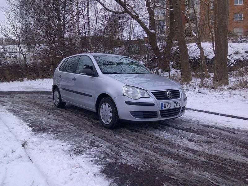 Begagnad VW Polo 75 HK (55 kW) 2006 Silver met. Halvkombi