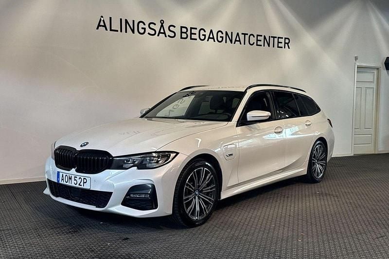 Vit Begagnad 2022 BMW 330e M Sport Kombi | 295 000 kr (Marknadspris) - Bild 1/4