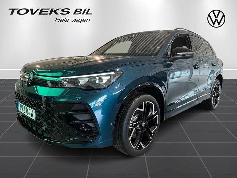 Mörkblå (nightshade blue metallic) Ny 2025 VW Tiguan R-line SUV | 621 100 kr (Dyr) - Bild 1/4