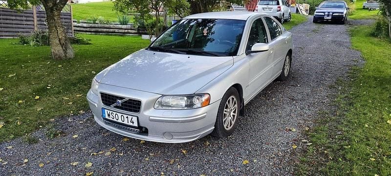 Grå Begagnad 2005 Volvo S60 Momentum Sedan | 24 000 kr (Marknadspris) - Bild 1/4