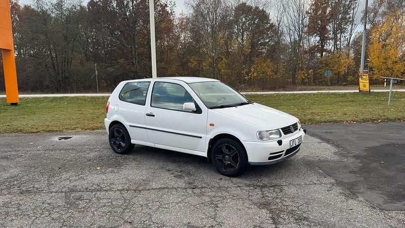 Begagnad VW Polo 54 HK (39 kW) 1995 Vit Halvkombi