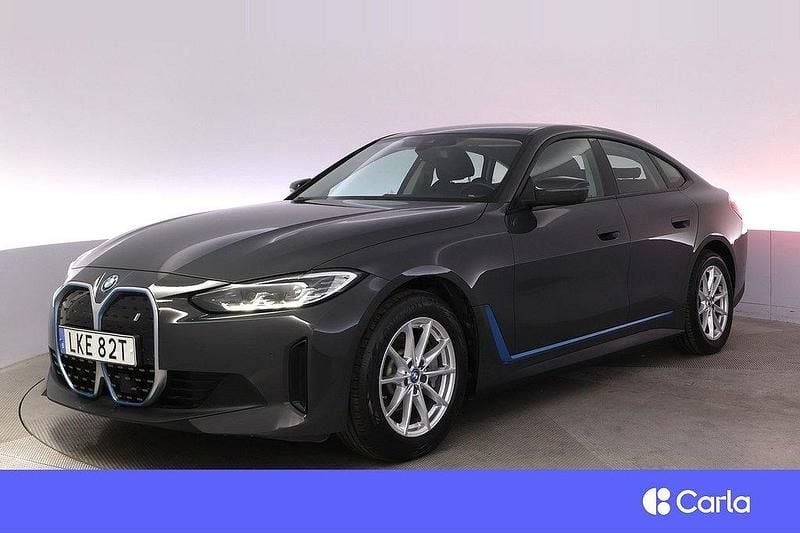 Grå Begagnad 2022 BMW i4 Sedan | 411 900 kr (Bra pris) - Bild 1/4