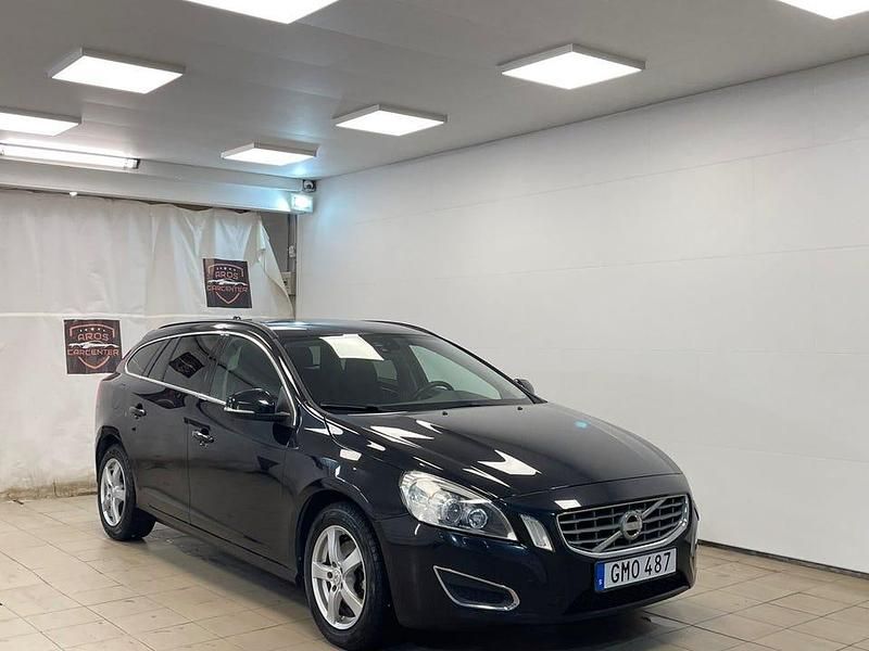 Begagnad Volvo V60 Momentum 163 HK (119 kW) 2012 Svart Kombi