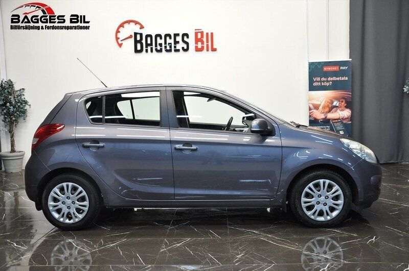 Mörkgrå Begagnad 2011 Hyundai i20 Sedan | 32 500 kr (Marknadspris) - Bild 1/4