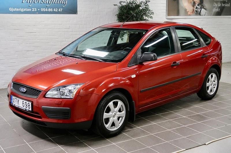 Röd Begagnad 2006 Ford Focus Halvkombi | 39 000 kr (Marknadspris) - Bild 1/4