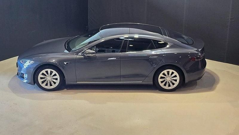 Grå Begagnad 2020 Tesla Model S Long Range Sedan | 389 000 kr (Marknadspris) - Bild 1/4
