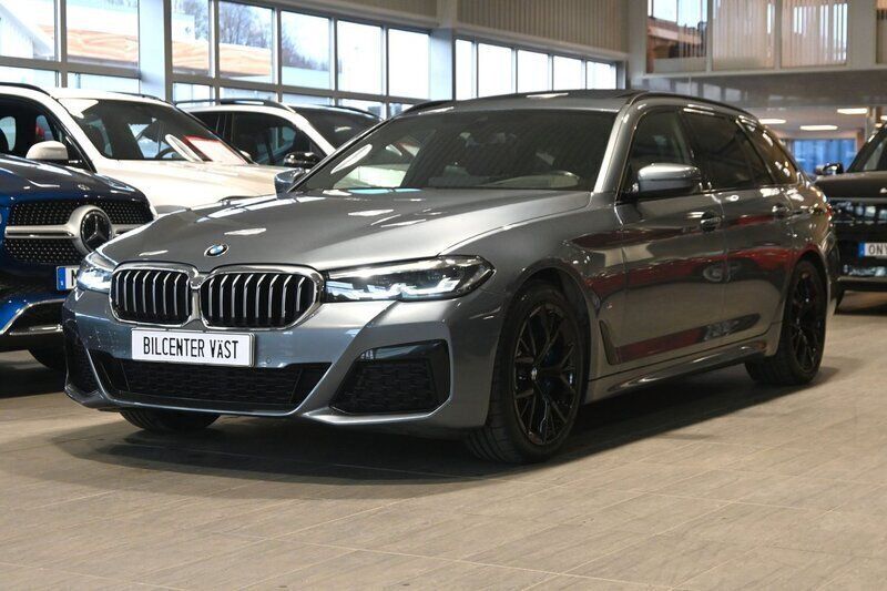 Blå Begagnad 2020 BMW 520 M Sport Kombi | 419 000 kr (Dyr) - Bild 1/4