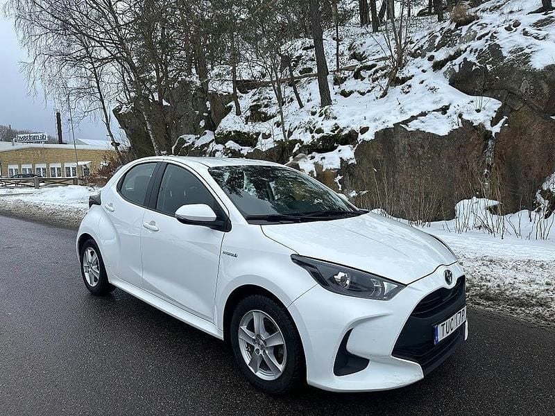 Begagnad Toyota Yaris Hybrid Active 116 HK (85 kW) 2021 Vit Halvkombi