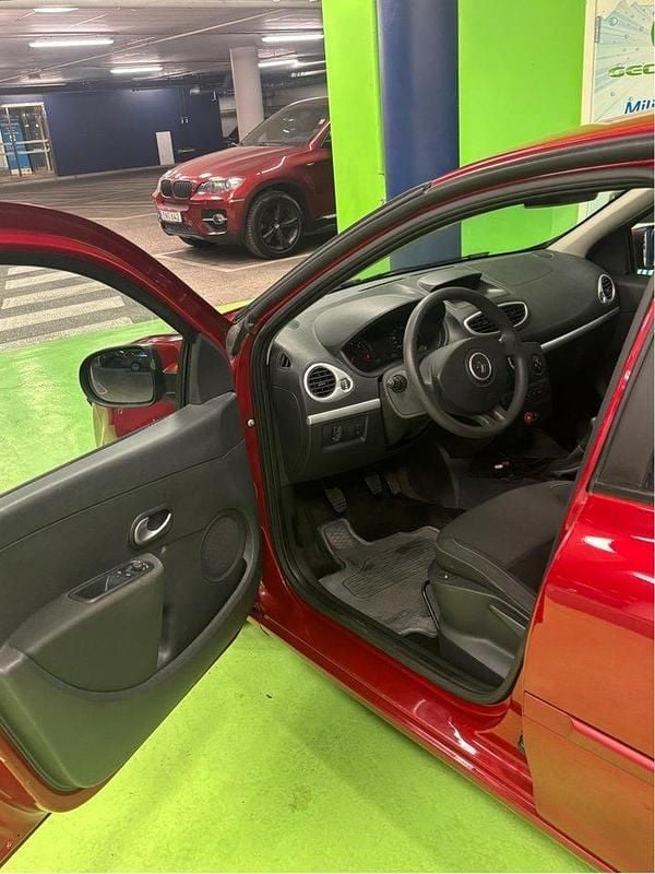 Röd Begagnad 2010 Renault Clio R.S. Halvkombi | 34 990 kr (Marknadspris) - Bild 1/3