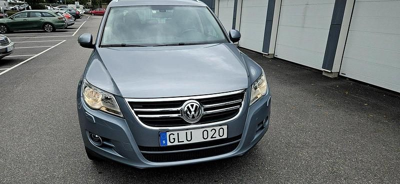 Grå Begagnad 2010 VW Tiguan Sportline SUV | 59 000 kr (Marknadspris) - Bild 1/4