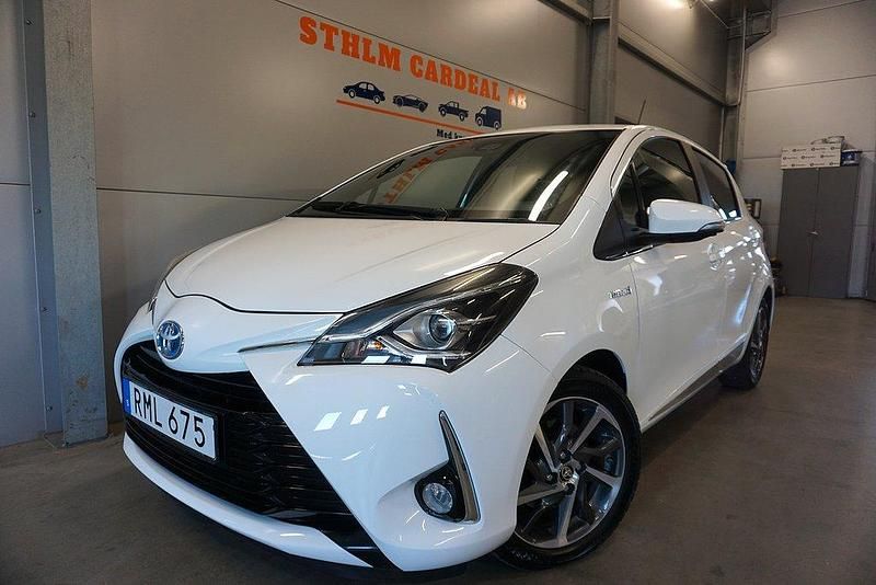Vit Begagnad 2018 Toyota Yaris Hybrid Executive Halvkombi | 164 800 kr (Marknadspris) - Bild 1/4