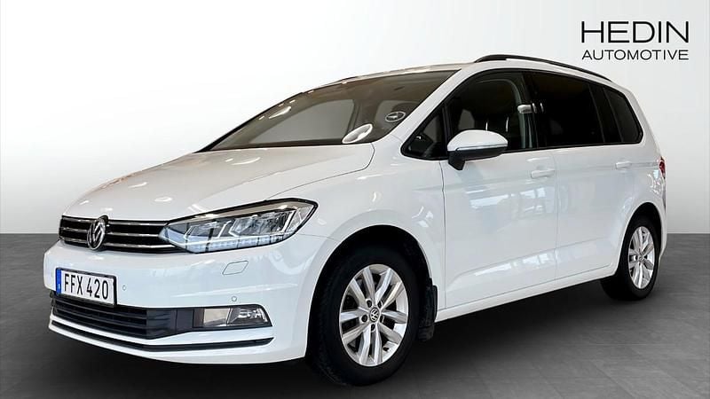 Vit (white) Begagnad 2017 VW Touran Minibuss | 199 900 kr (Bra pris) - Bild 1/4