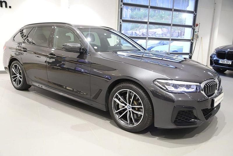 Grå Begagnad 2022 BMW 530e Shadowline Kombi | 419 000 kr (Marknadspris) - Bild 1/3