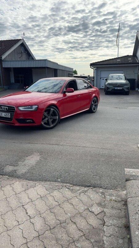 Röd Begagnad 2013 Audi A4 Sedan | 109 900 kr (Marknadspris) - Bild 1/4