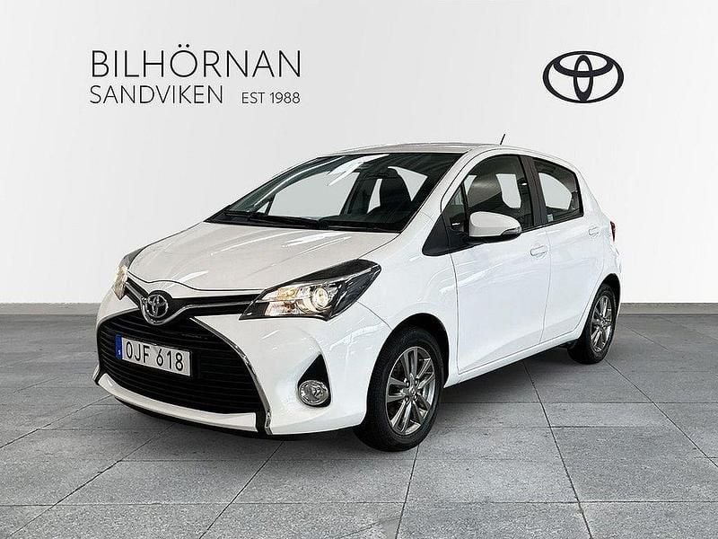Vit Begagnad 2016 Toyota Yaris Active Halvkombi | 129 900 kr (Marknadspris) - Bild 1/3