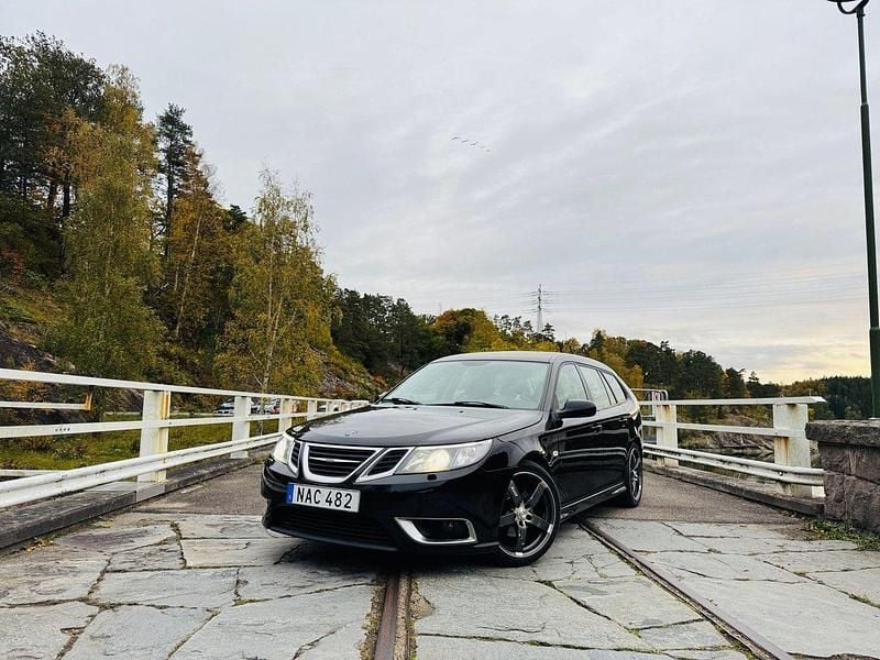 Svart Begagnad 2008 Saab 9-3 Aero Kombi | 49 900 kr (Marknadspris) - Bild 1/4
