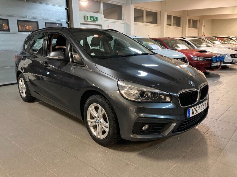 Grå Begagnad 2016 BMW 218 Active Tourer Advantage Minibuss | 154 000 kr (Lite dyr) - Bild 1/4