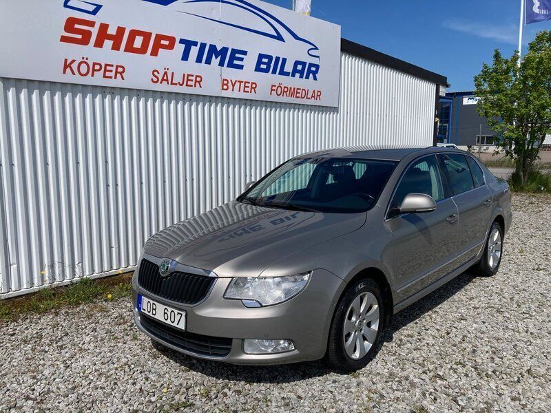 Ljusbrun (brun) Begagnad 2011 Skoda Superb Halvkombi | 79 900 kr (Marknadspris) - Bild 1/4