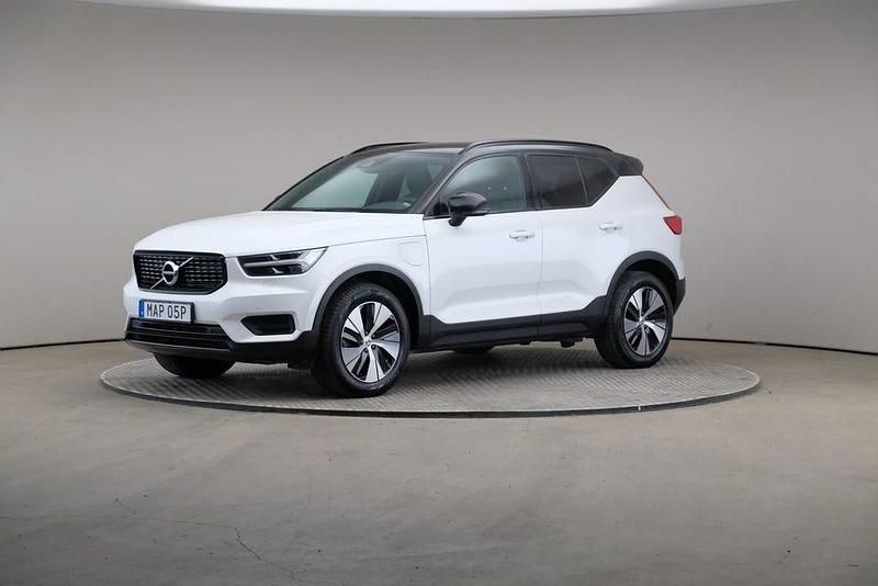 Crystal white (premium metallic) Begagnad 2022 Volvo XC40 R-Design SUV | 335 000 kr (Dyr) - Bild 1/4