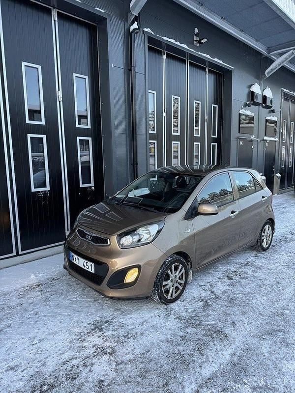 Brun Begagnad 2013 Kia Picanto Halvkombi | 48 900 kr (Marknadspris) - Bild 1/4