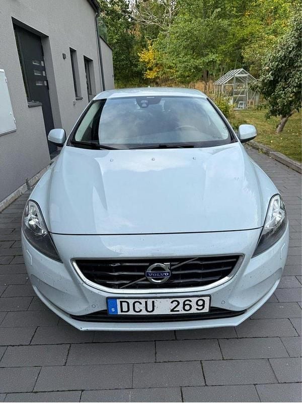 Blå Begagnad 2013 Volvo V40 Kinetic Kombi | 155 000 kr (Bra pris) - Bild 1/4