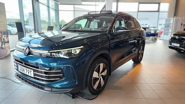Mörkblå (nightshade blue metallic) Ny 2025 VW Tiguan Elegance SUV | 599 900 kr (Dyr) - Bild 1/4