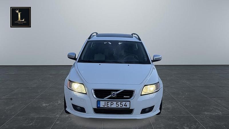 Begagnad Volvo V50 R-Design Momentum 136 HK (100 kW) 2008 Vit Kombi