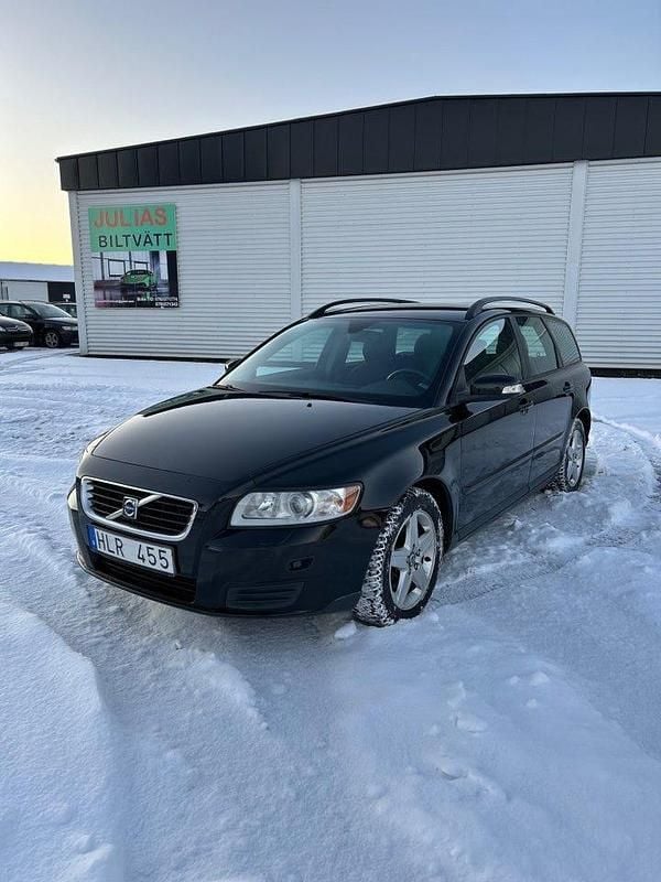 Svart Begagnad 2009 Volvo V50 Kinetic Kombi | 34 999 kr (Marknadspris) - Bild 1/4