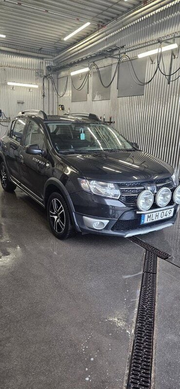 Svart Begagnad 2014 Dacia Sandero Stepway Halvkombi | 69 000 kr (Lite dyr) - Bild 1/4