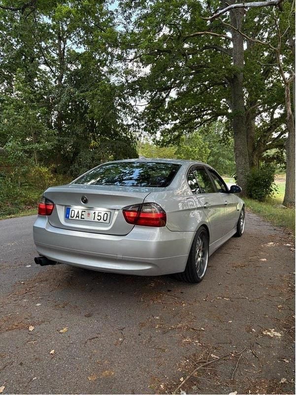 Silver Begagnad 2005 BMW 330 Sedan | 70 000 kr (Marknadspris) - Bild 1/4