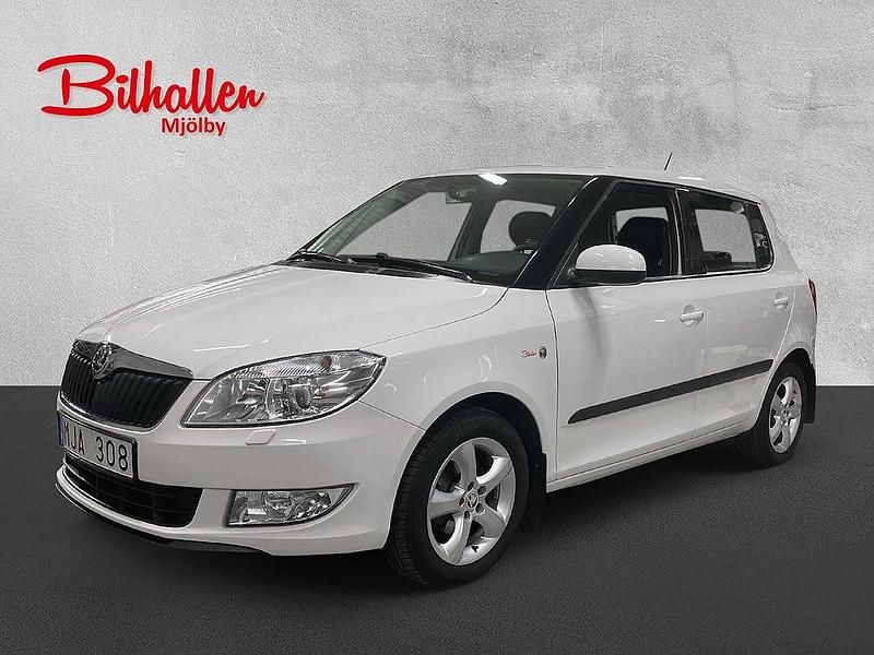 Vit Begagnad 2013 Skoda Fabia Elegance Halvkombi | 74 000 kr (Dyr) - Bild 1/4