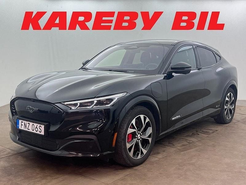 Svart Begagnad 2021 Ford Mustang Mach-E SUV | 344 900 kr (Bra pris) - Bild 1/4
