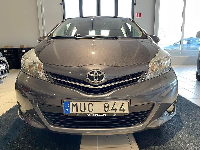 Begagnad Toyota Yaris Active 99 HK (72 kW) 2012 Grå Halvkombi