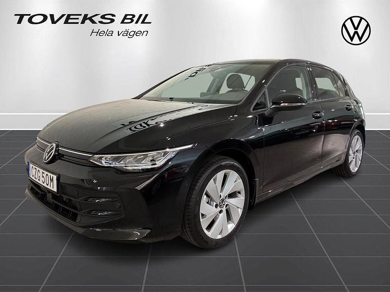 Svart (grenadilla black metallic) Ny 2025 VW Golf VIII Life Kombi | 335 300 kr (Marknadspris) - Bild 1/4