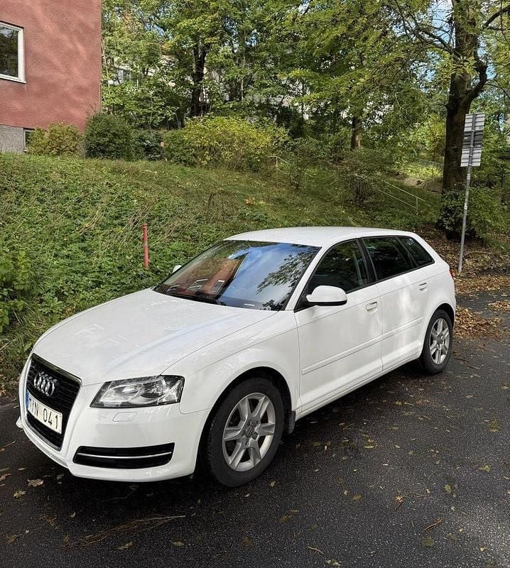Vit Begagnad 2013 Audi A3 Sportback Attraction Halvkombi | 75 000 kr (Superpris) - Bild 1/4