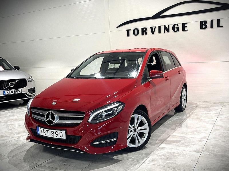 Röd Begagnad 2017 Mercedes B200 Urban Minibuss | 119 900 kr - Bild 1/4