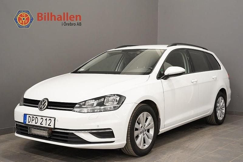 Vit Begagnad 2018 VW Golf VII Kombi | 144 900 kr (Bra pris) - Bild 1/4