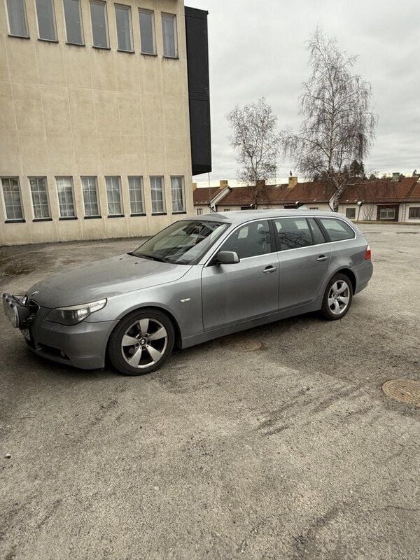 Grå Begagnad 2007 BMW 523 Advantage Kombi | 18 000 kr (Superpris) - Bild 1/4
