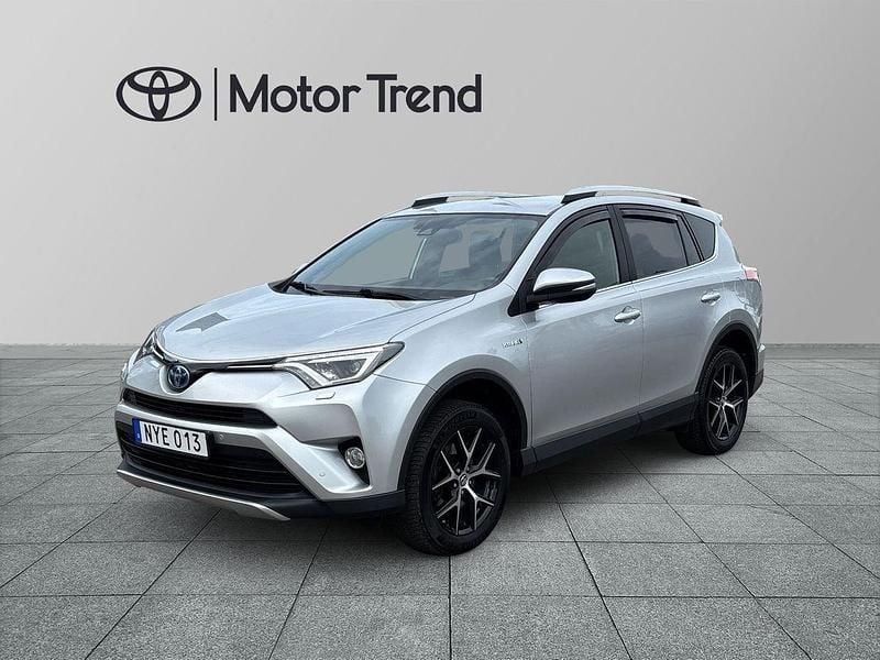 Silver Begagnad 2016 Toyota RAV4 Hybrid Active SUV | 219 900 kr (Marknadspris) - Bild 1/3