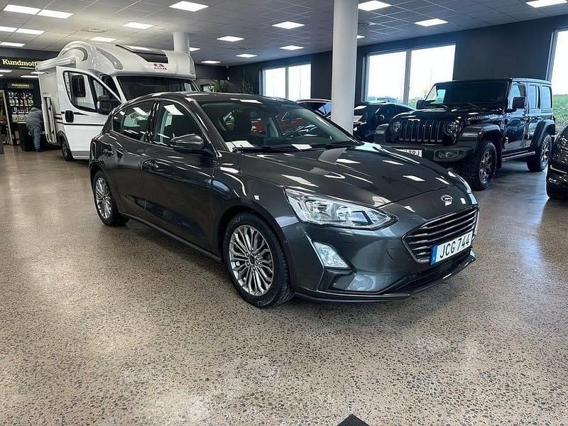 Grå Begagnad 2018 Ford Focus Titanium Halvkombi | 139 900 kr (Marknadspris) - Bild 1/4