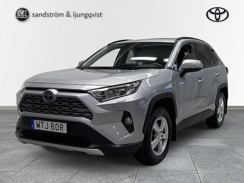 Silver Begagnad 2020 Toyota RAV4 Hybrid Active SUV | 309 000 kr (Marknadspris) - Bild 1/3